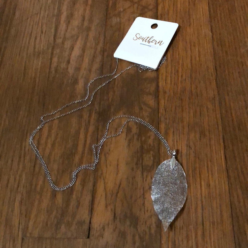 NWT long silver filigree leaf necklace